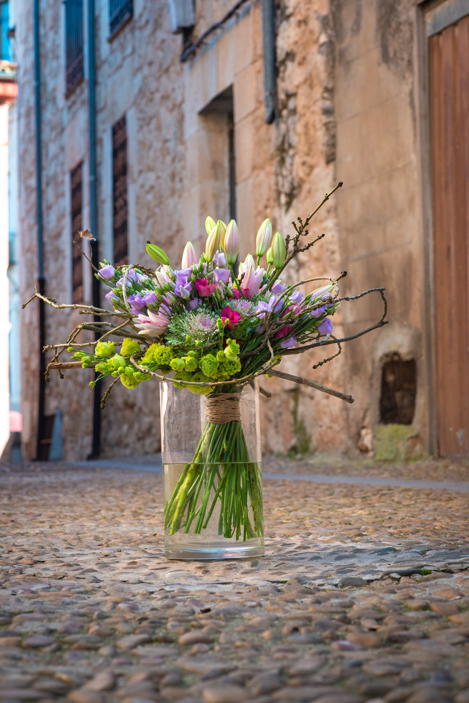 Lisianthus-Eustoma-Flower-Arrangement-Bouquet-White-Blue-Decoration-Pink-Green-Street-Lavender