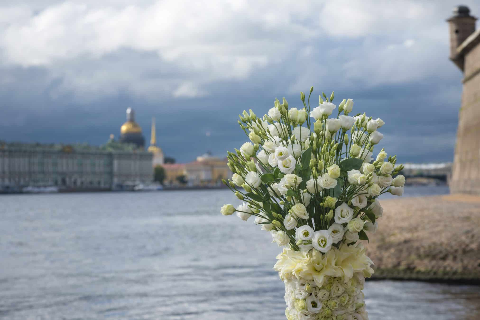 Lisianthus-Eustoma-Flower-Arrangement-Bouquet-White-Green-Decoration-St. Petersburg-Building