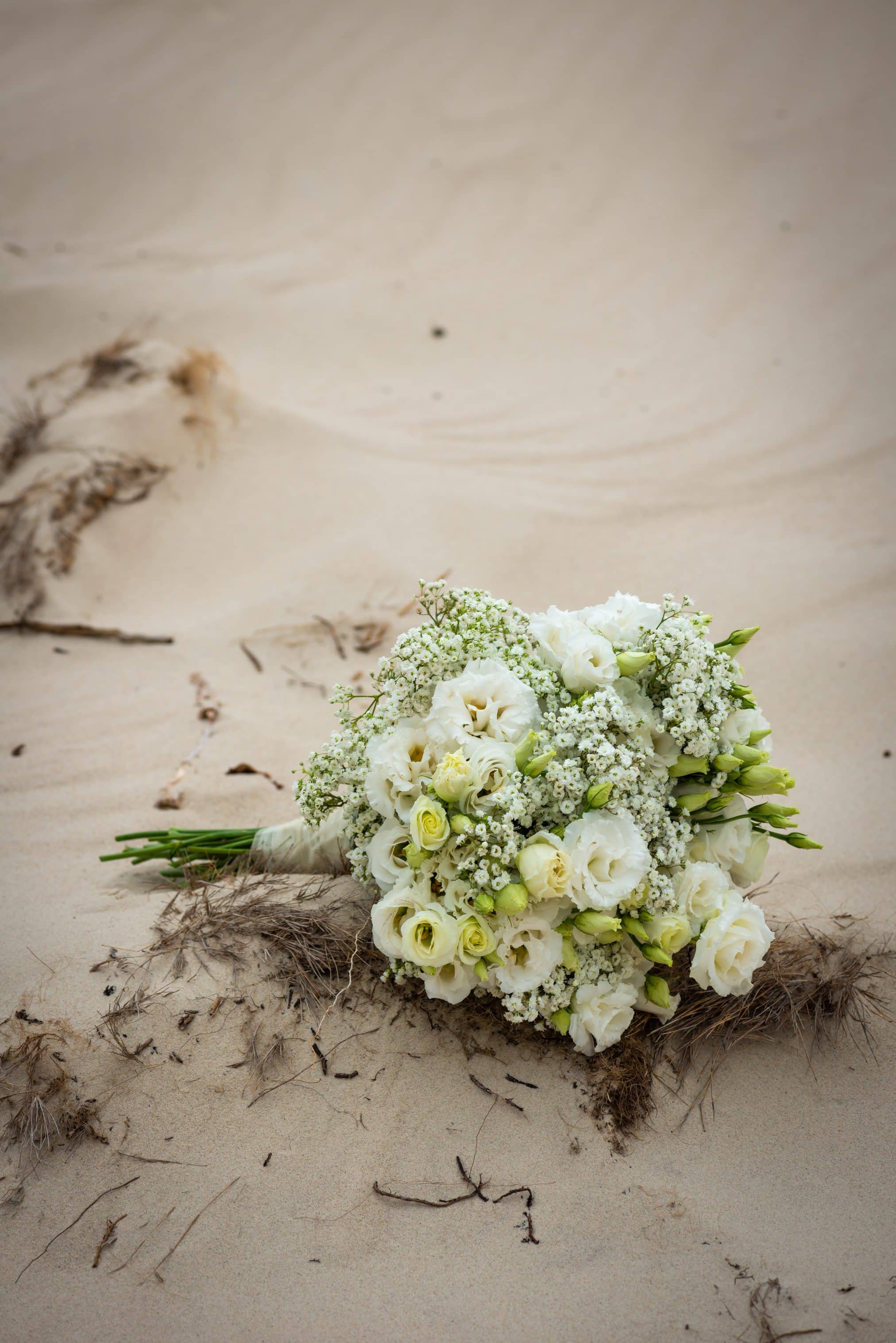 Lisianthus-Eustoma-Wedding-Flower-Arrangement-Bride-Bouquet-Bridal Bouquet-White-Green-Romantic